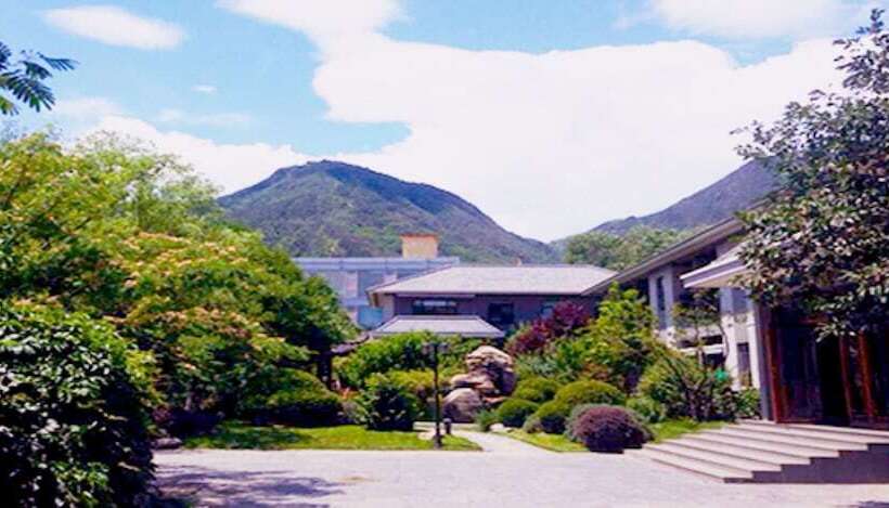 Otel Fragrant Hills Holiday Business