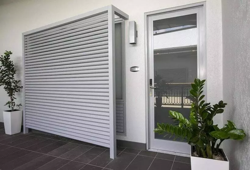 هتل Marketplace Suites