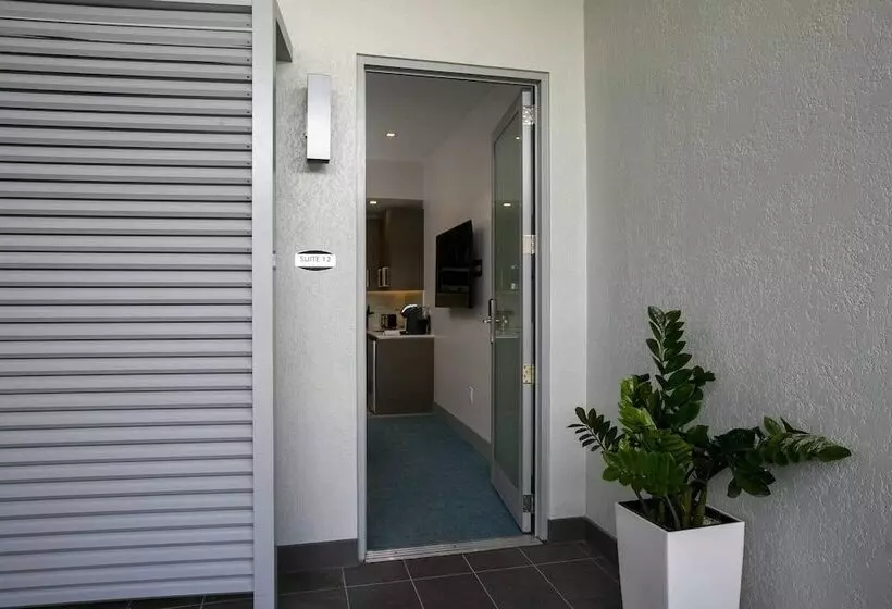 هتل Marketplace Suites