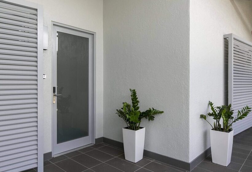 هتل Marketplace Suites