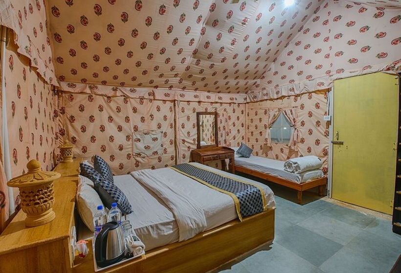 בית מלון כפרי Desert Holiday Camp