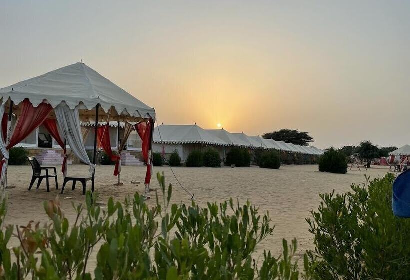 בית מלון כפרי Desert Holiday Camp