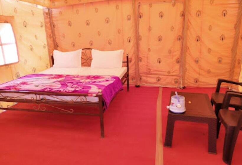 בית מלון כפרי Desert Holiday Camp