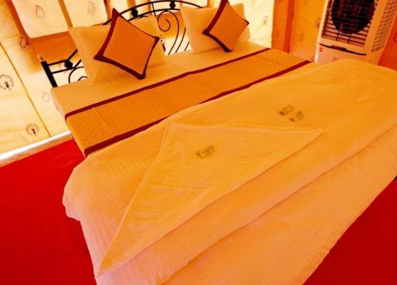 בית מלון כפרי Desert Holiday Camp