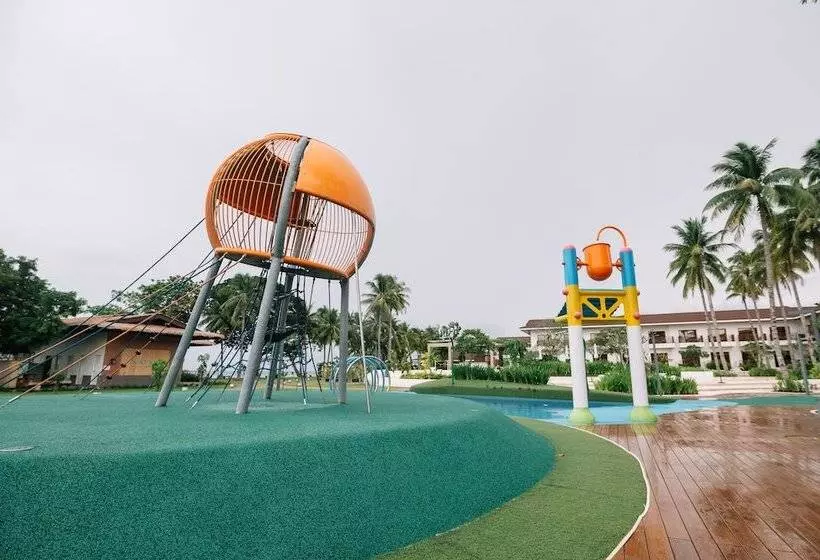 Hotelli Nouveau Resort