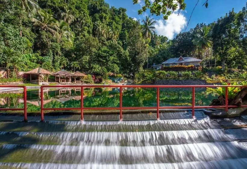Hotelli Nouveau Resort
