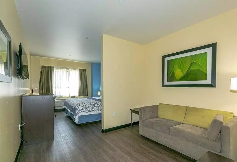 هتل Ozone Inn & Suites