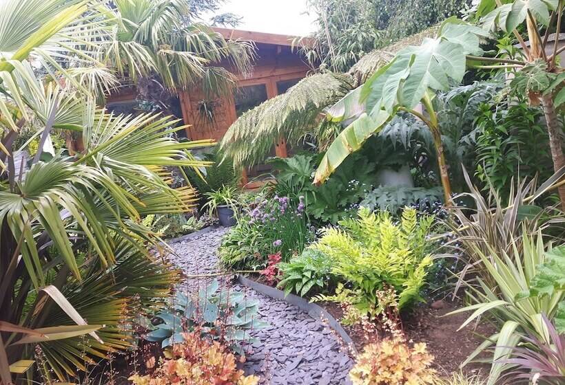 Cabin Set In A Beautiful Romantic Tropical Garden