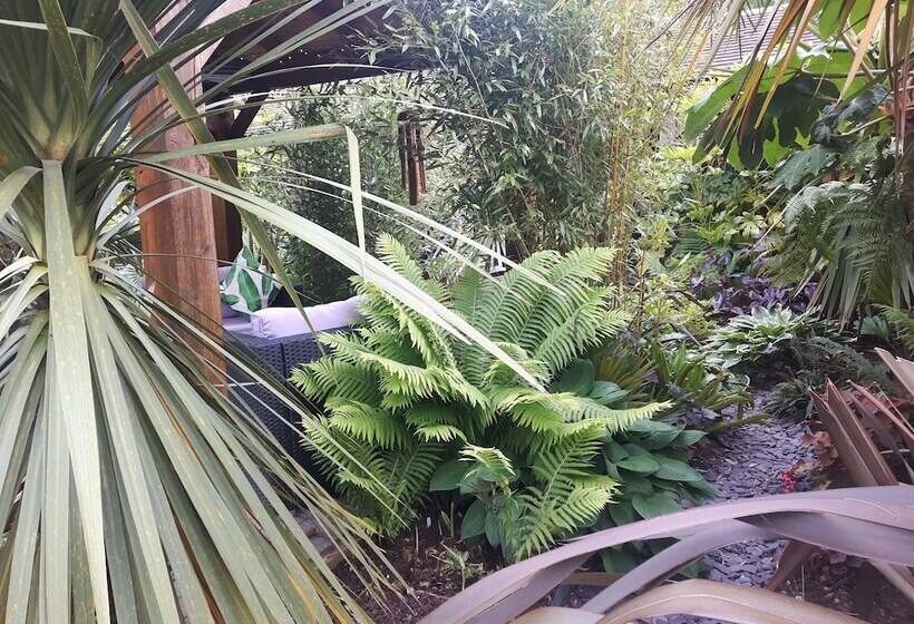 Cabin Set In A Beautiful Romantic Tropical Garden