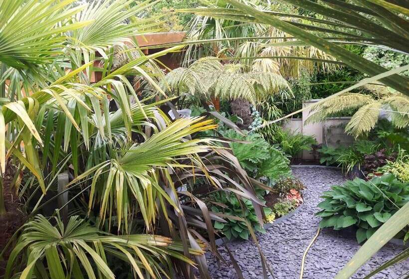 Cabin Set In A Beautiful Romantic Tropical Garden