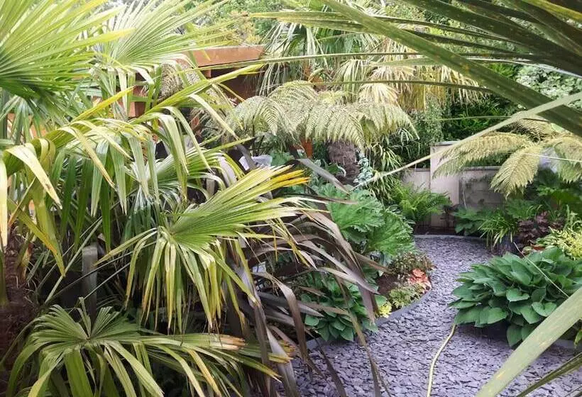 Cabin Set In A Beautiful Romantic Tropical Garden