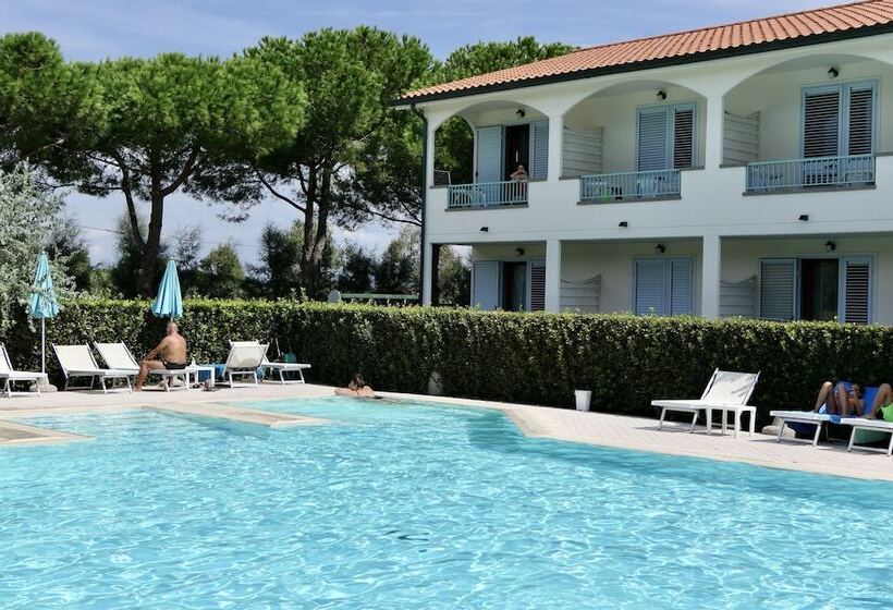 Residence Con Piscina A 450 Mt Dal Mare