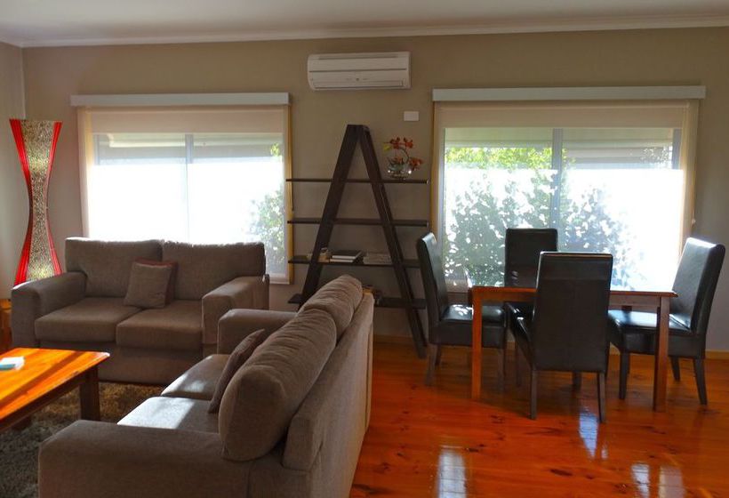 Отель Cloverhill Hepburn Springs