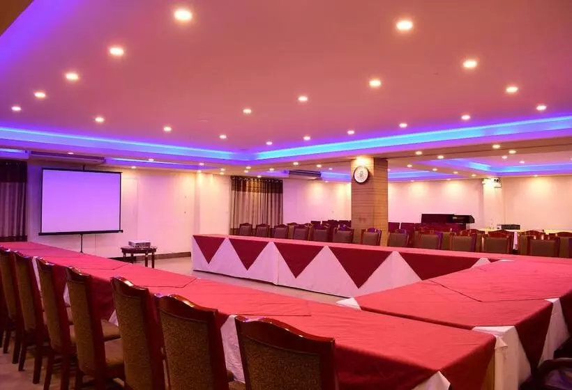 هتل Metro International