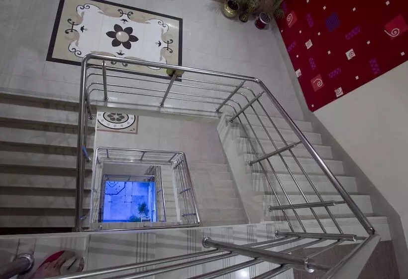 هتل Metro International