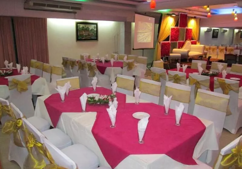 هتل Metro International