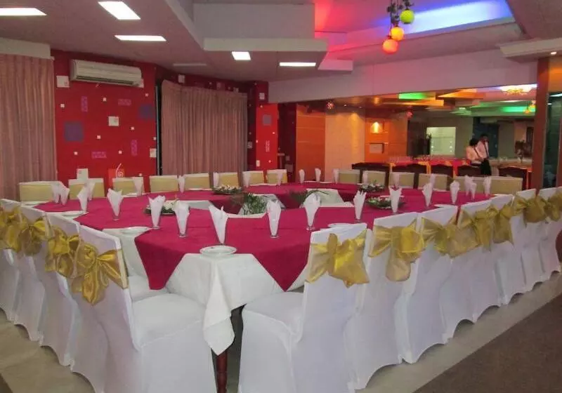 هتل Metro International