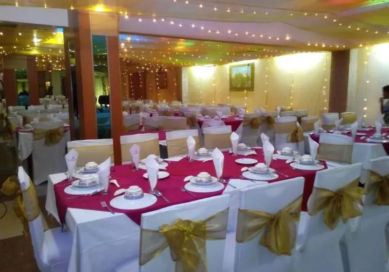 هتل Metro International