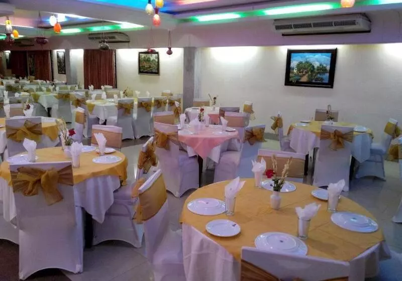 هتل Metro International