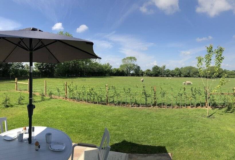 בית מלון כפרי Field House Farm Lodge
