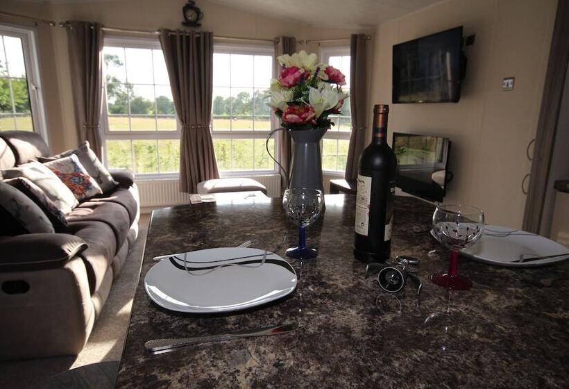 בית מלון כפרי Field House Farm Lodge