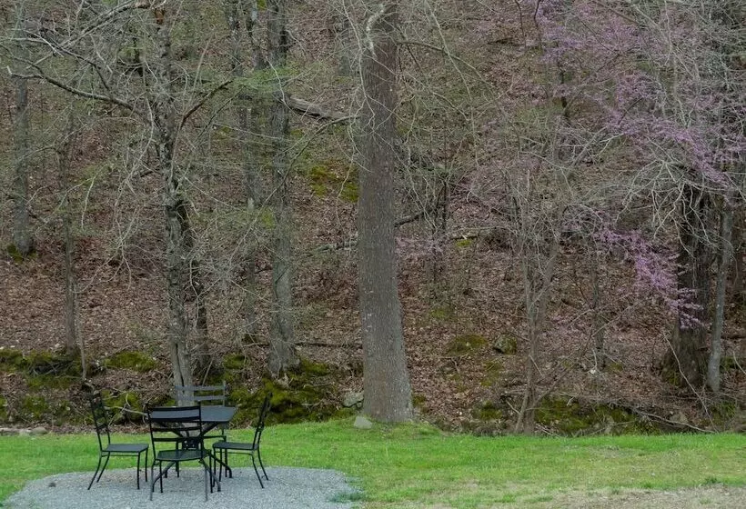 Ji4, King Guest Room At The Joplin Inn At Entrance To The Resort By Redawning