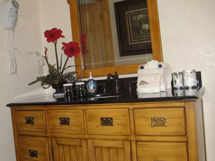 Mountain Harbor Two Bedroom Lodge Cottage By Redawning