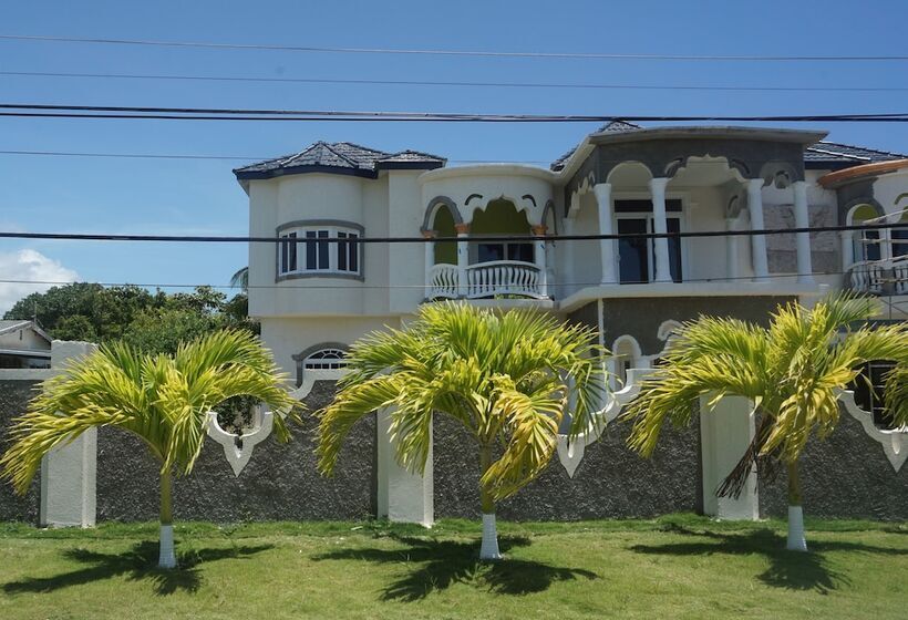 پانسیون Palm Palace At Rockville