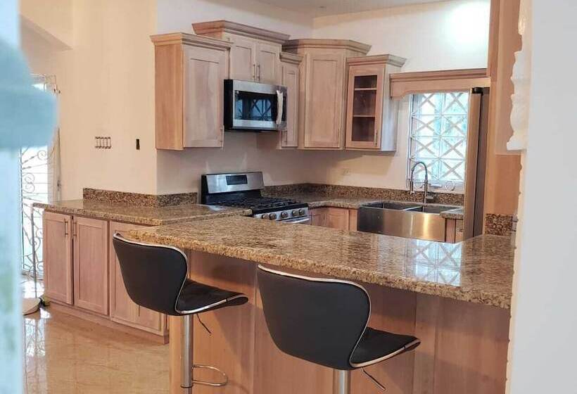 پانسیون Palm Palace At Rockville