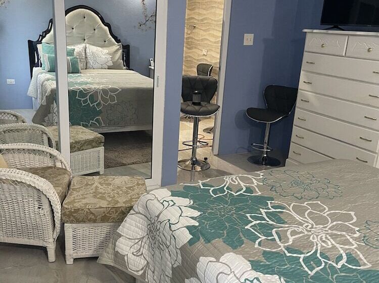 پانسیون Palm Palace At Rockville