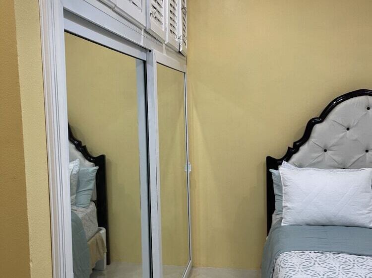 پانسیون Palm Palace At Rockville