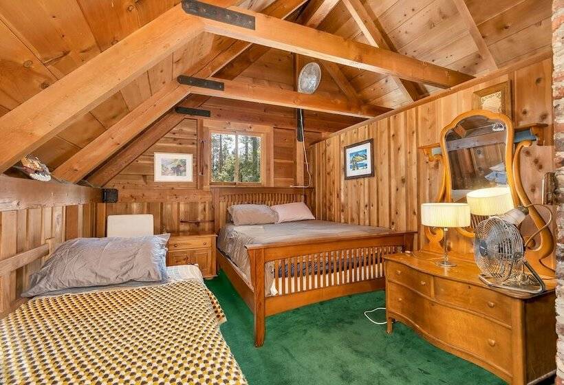 Rustic Knotty Pine   Minutes To The Water!