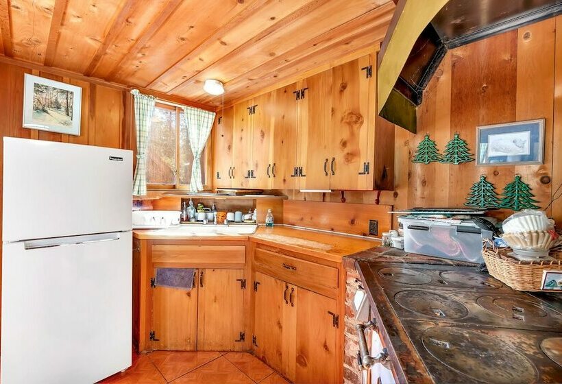 Rustic Knotty Pine   Minutes To The Water!