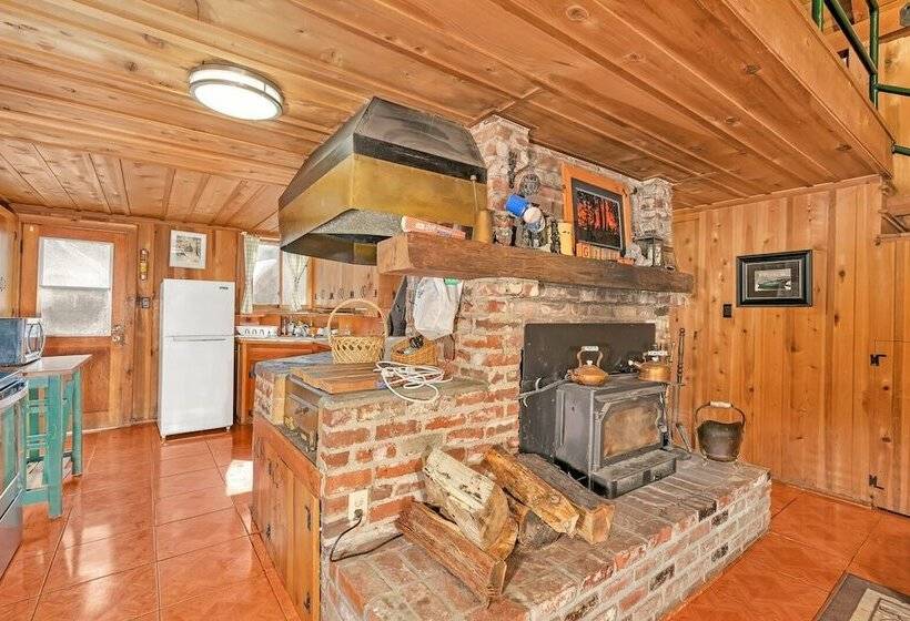 Rustic Knotty Pine   Minutes To The Water!