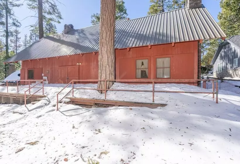 Rustic Knotty Pine   Minutes To The Water!