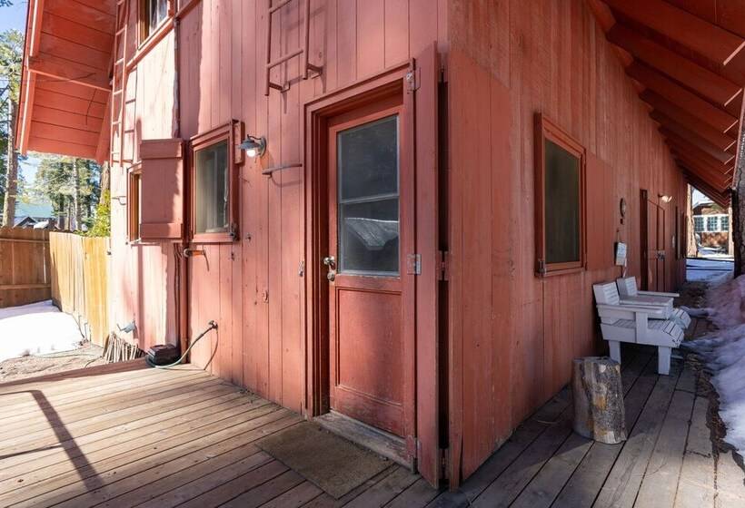 Rustic Knotty Pine   Minutes To The Water!