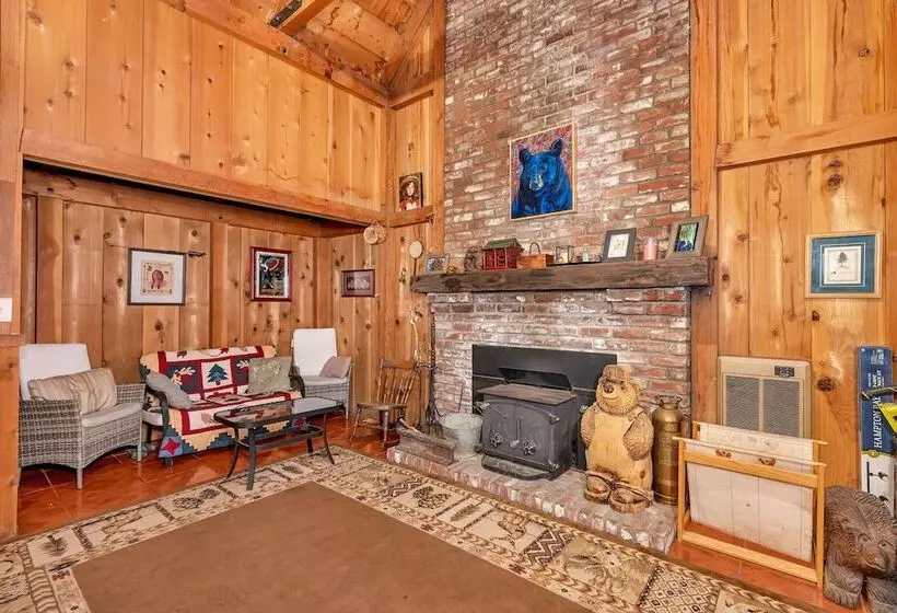 Rustic Knotty Pine   Minutes To The Water!