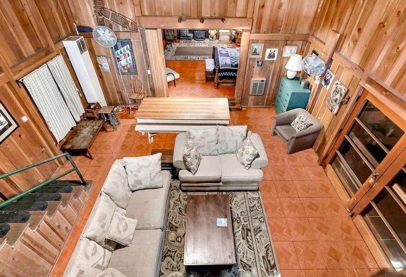 Rustic Knotty Pine   Minutes To The Water!