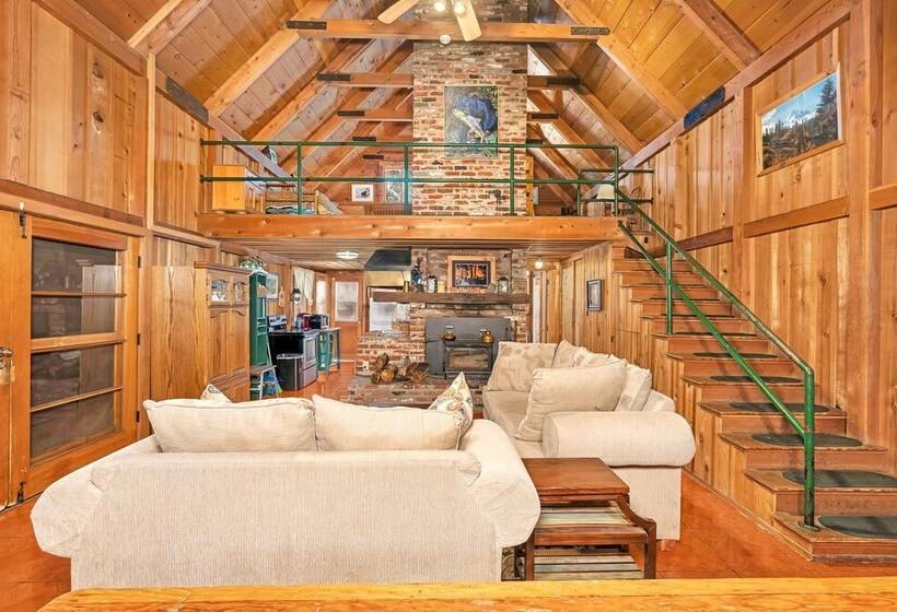 Rustic Knotty Pine   Minutes To The Water!