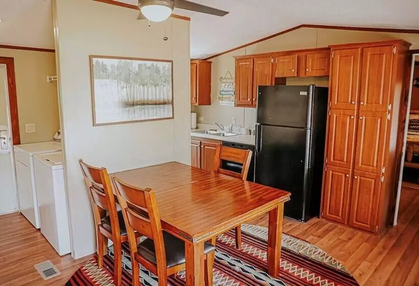 Hotelli Waterfront Lodge   4 Bedroom Lodge By The Lodges At Fossil Creek