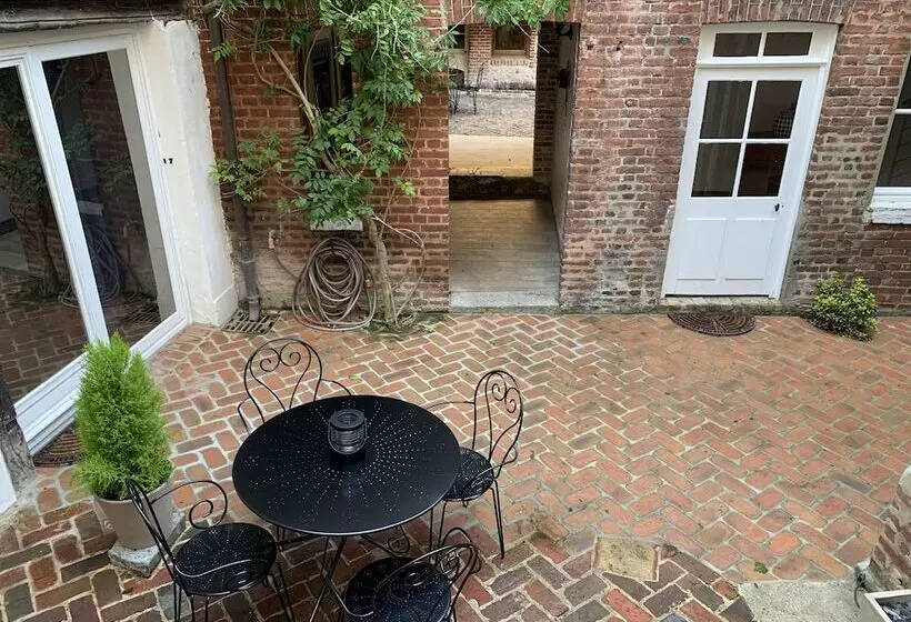 Majatalo L école Des Demoiselles