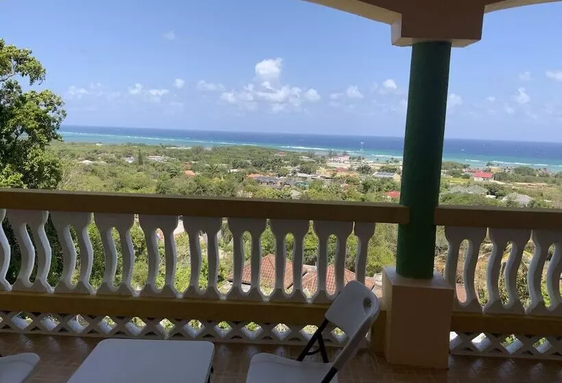 پانسیون Poinciana House