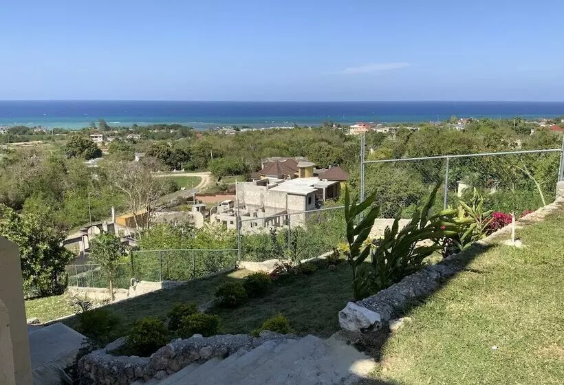 پانسیون Poinciana House