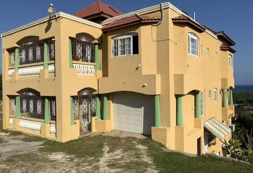 پانسیون Poinciana House