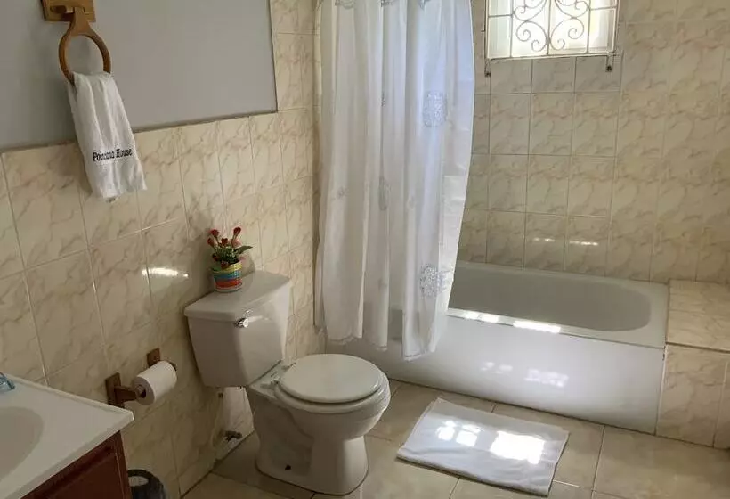 پانسیون Poinciana House