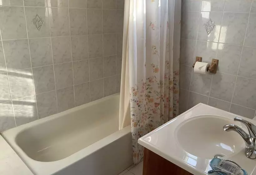 پانسیون Poinciana House