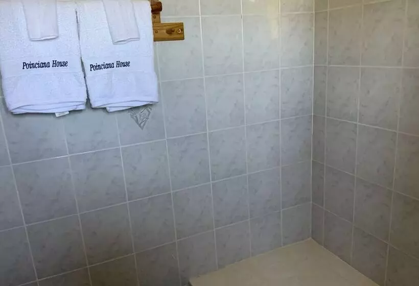 پانسیون Poinciana House