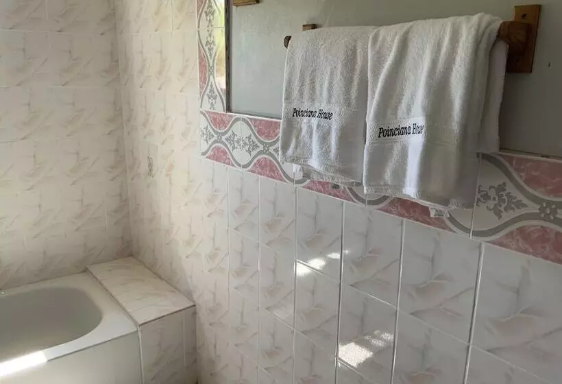 پانسیون Poinciana House