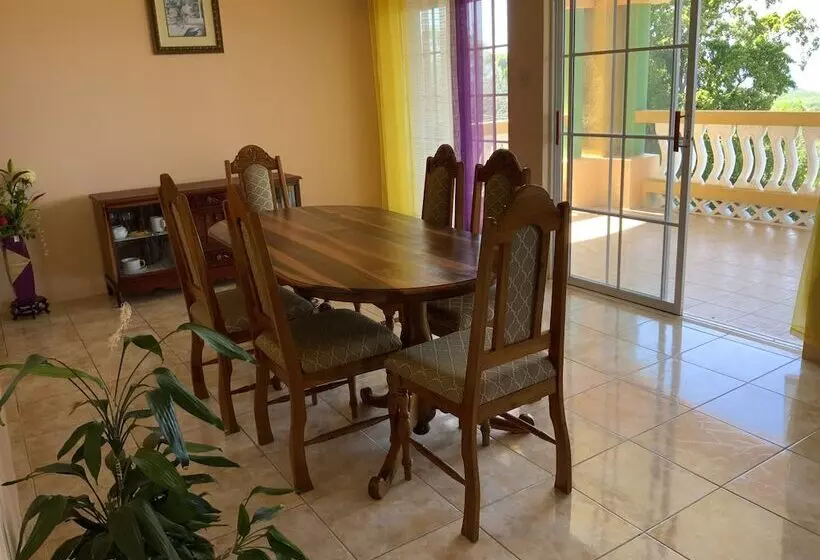 پانسیون Poinciana House