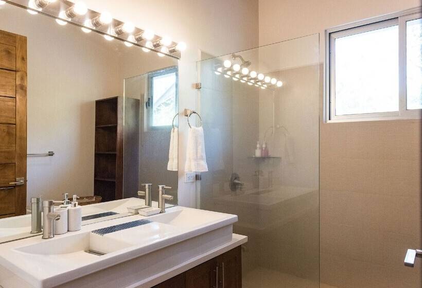 استراحتگاه Ride On Beach House